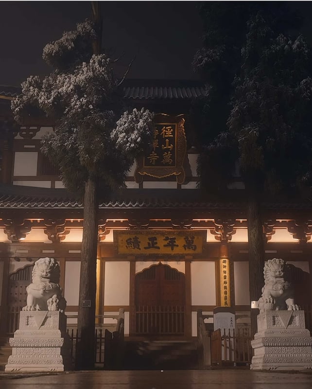 A snow-filled night at Jingshan Temple. The mountain grows silent. The temple light breathes. Sno