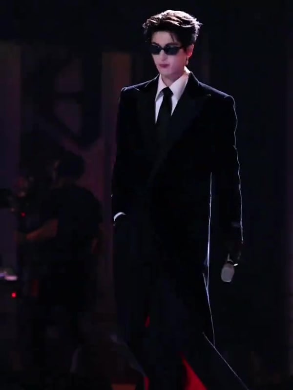 My husband looks a little tired from all that walking 😂 Zhang Ling He #zhanglinghe #张凌赫 #장릉혁 #張玲河