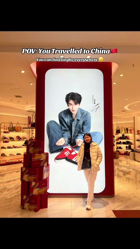 Ngak Expect dari banyaknya artis tetiba Linghe muncul di LED Chunxi road di Chengdu😆 dan ada ads ny