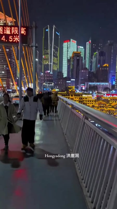 Hongyadong (洪崖洞) adalah kompleks bangunan tradisional di Chongqing, China. ✨ Terkenal karena: 's vib