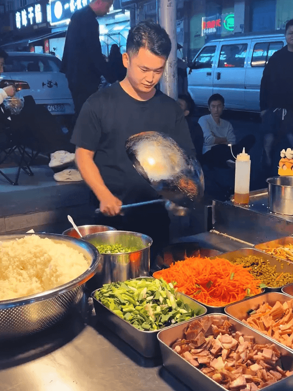 Fastest fried rice EVER 😳🔥#food #foodie #streetfood #rice #friedrice